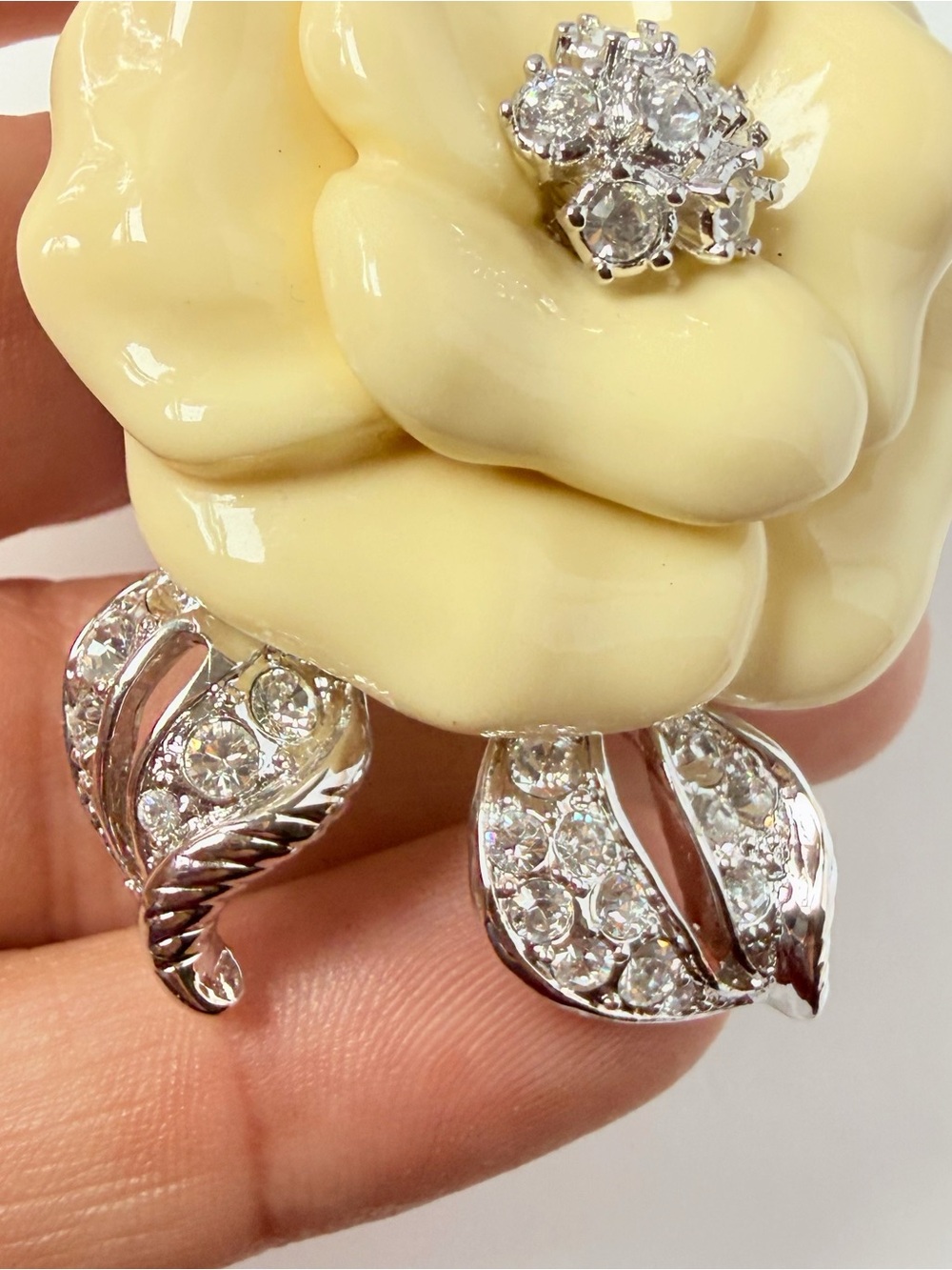 Nolan Miller Camellia Flower Cream Lucite Rhinestone Brooch Glamour Collection - Picture 4 of 8